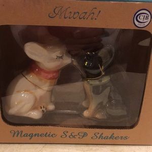 Super cute salt and pepper shakers magnetic